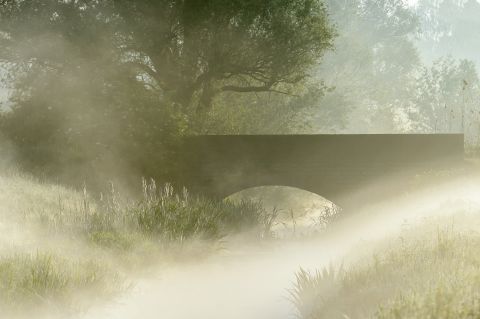 Brug en riviertje in de mist