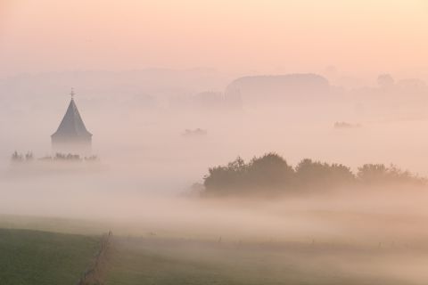 Kerk van Rozebeke in de mist