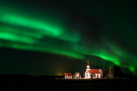 Noorderlicht boven een kerkje