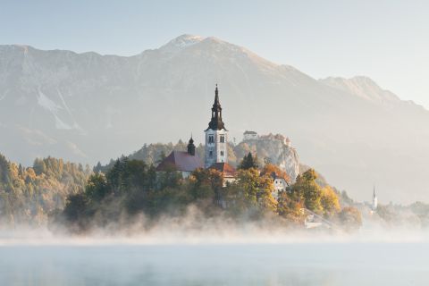 Ochtendnevel boven het meer van Bled in Slovenië