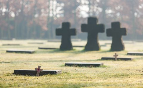 Basalt kruisen op de begraafplaats van Langemark-Poelkapelle