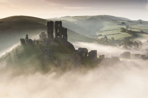 Corfe castle in de mist